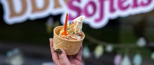 Eine Kundin der „Eisfabrik“ im thüringischen Gößnitz hält einen Waffelbecher mit Softeis in ihrer Hand.