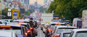 Autos stauen sich im Berufsverkehr auf dem Berliner Kaiserdamm stadteinwärts. 
