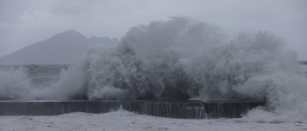 Ein Mann fotografiert die riesigen Wellen in Yilan, als der Taifun Haikui am 3. September 2023 im Osten Taiwans auf Land trifft. 
