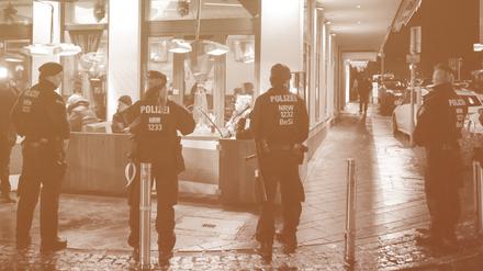 Polizisten in Bochum sichern während einer Razzia von Zoll und Polizei eine Shisha-Bar.