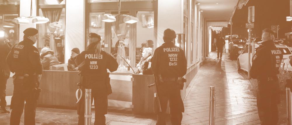 Polizisten in Bochum sichern während einer Razzia von Zoll und Polizei eine Shisha-Bar.