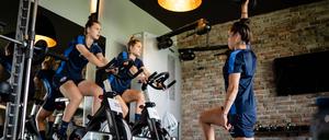 Strampeln für die Bundesliga. Gianna Rackow, Katja Wienerroither und Barbara Brecht (von rechts nach links) im Trainingslager in Opalenica, Polen. 