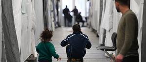 Flüchtlinge in einer Zeltstadt im hessischen Bensheim: Überforderte Kommunen