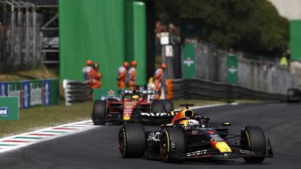 Mich holst Du nicht ein. Max Verstappen vor Charles Leclerc.