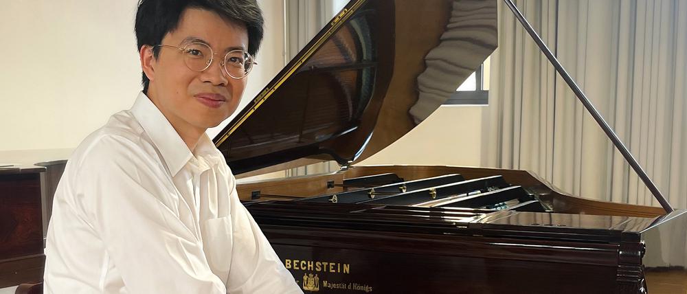 Pianist Kit Armstrong an einem Bechstein-Flügel aus dem Jahr 1862.
