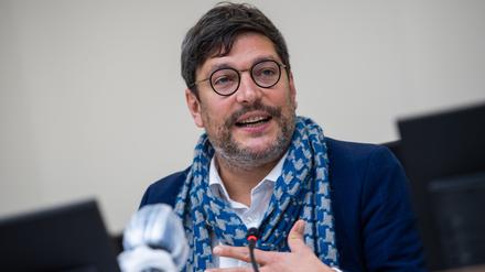 Dirk Behrendt (Bündnis 90/Die Grünen), Justizsenator von Berlin, spricht bei der Vorstellung des neuen Sicherheitssaal im Kriminalgericht Moabit.