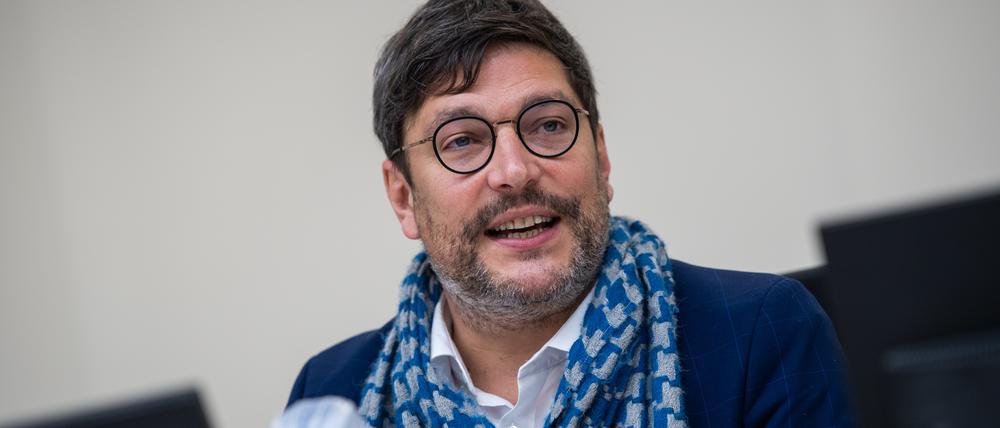 Dirk Behrendt (Bündnis 90/Die Grünen), Justizsenator von Berlin, spricht bei der Vorstellung des neuen Sicherheitssaal im Kriminalgericht Moabit.