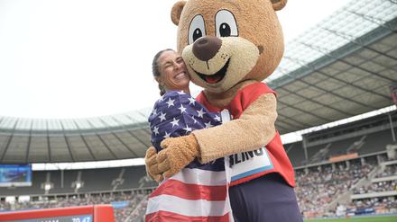 Valarie Allman freute sich mit Maskottchen Berlino.