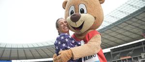 Valarie Allman freute sich mit Maskottchen Berlino.