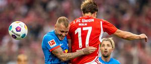 David Raum von RB Leipzig springt zum Kopfball gegen Berlins Kevin Behrens (r).