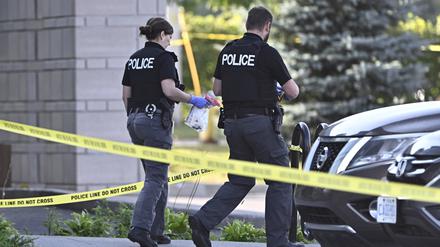 Polizeibeamte aus Ottawa sammeln Beweise nach einer Schießerei am Samstagabend im Infinity Convention Centre in Ottawa.