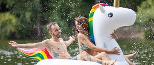 Paar am See in Berlin.