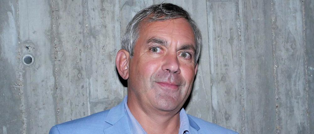 ARCHIV - 20.09.2022, Berlin: Autor Wladimir Kaminer steht im Pfefferberg Theater. Wenn es eigentlich nichts mehr zu lachen gibt, bleibt immer noch der Galgenhumor. Das gilt auch für Wladimir Kaminers jüngsten Ausflug in die Gegenwart, geprägt von Krieg und Klima in seinem neuen Buch "Frühstück am Rande der Apokalypse". (zu dpa "Bitterer Humor: Wladimir Kaminer verfrühstückt den Weltuntergang") Foto: Xamax/dpa +++ dpa-Bildfunk +++