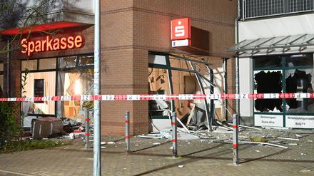 Absperrbänder sind in Schönefeld vor einem Wohn- und Geschäftshaus zu sehen. 