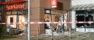 Absperrbänder sind in Schönefeld vor einem Wohn- und Geschäftshaus zu sehen. 