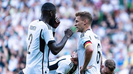 Antonio Rüdiger und Joshua Kimmich bei der WM in Katar.