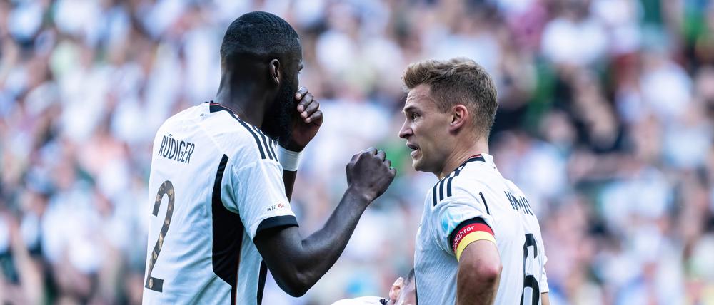 Antonio Rüdiger und Joshua Kimmich bei der WM in Katar.