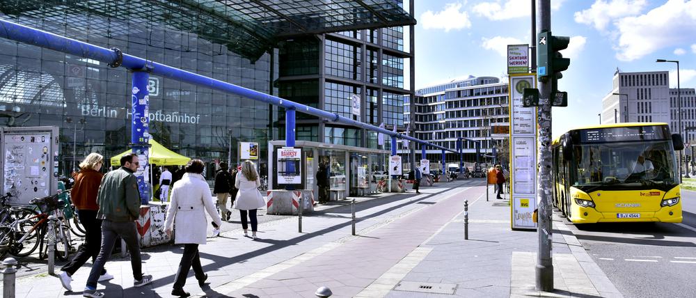 Bushaltestelle direkt vor dem Berliner Hauptbahnhof.