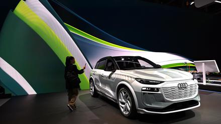 Volkswagen präsentiert den Audi Q6 e-tron beim Pressetag der Auto- und Verkehrsmesse IAA in einer Halle der Messe München.