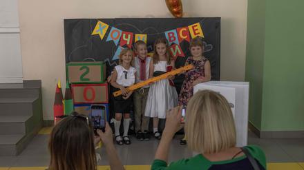 Schüler posieren für Fotos in einer Schule während einer Zeremonie zum Beginn des neuen Schuljahres in Irpin (Symbolbild).