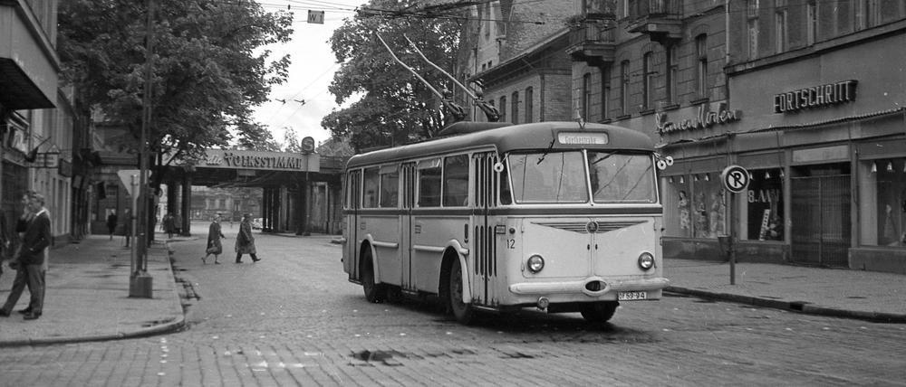 Da fuhren noch beide. Der Obus rollte bis 1995 durch Babelsberg, aber die Babelsberger S-Bahnbrücke, hier im Hintergrund zu sehen, wurde im August 1961 gekappt. Das Foto stammt aus dem Mai des Jahres.