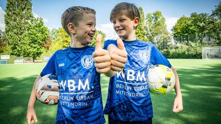 Kiezsport ganz groß. Zwei junge Kicker freuen sich über die neuen Trikots.