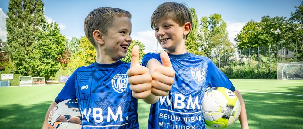 Kiezsport ganz groß. Zwei junge Kicker freuen sich über die neuen Trikots.