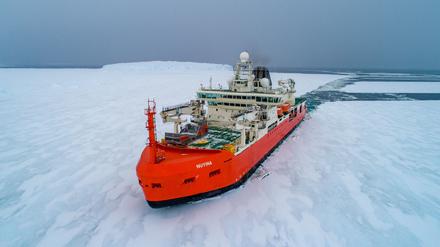Der australische Eisbrecher hat in der Forschungsstation Casey in der Antarktis nach langer Fahrt eine erkrankte Person an Bord geholt.
