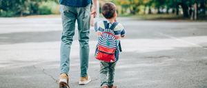 „Wie war’s in der Schule?“ „Gut“. Eltern müssen akzeptieren, dass manche Schulkinder auf dem Nachhauseweg recht einsilbig sind.
