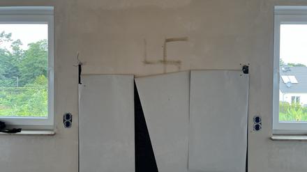 Das Hakenkreuz unter der Tapete. 