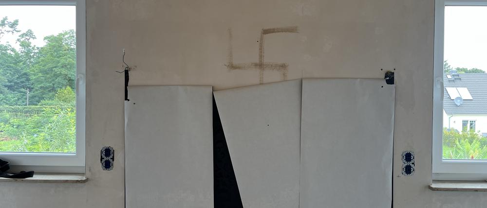 Das Hakenkreuz unter der Tapete.
