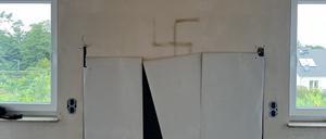 Das Hakenkreuz unter der Tapete. 