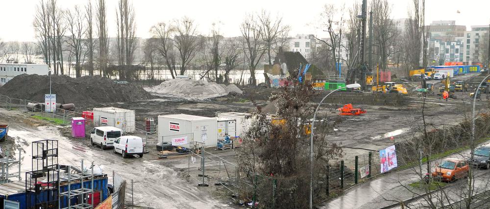 Jetzt beginnen die Probleme, der Investor Coral World will nun groessere Wasserhaus an der Rummelsburger Bucht als urspruenglich vorgesehen, so in der Presse vermeldet. *** Now the problems begin, the investor Coral World wants now larger water house at the Rummelsburger bay than originally planned, so in the press announced