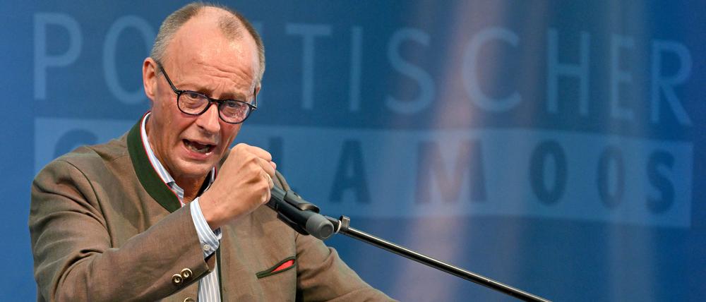 Friedrich Merz, Bundesvorsitzender der CDU, spricht beim Politischen Frühschoppen Gillamoos auf der Bühne. Das Gillamoos ist eines der größten und ältesten Volksfeste Niederbayerns und bietet traditionell einen politischen Schlagabtausch der Parteien.