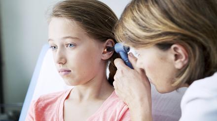 Ärztin untersucht Mädchen. Wer als Arzt oder Psychotherapeut Patientinnen und Patienten behandelt, die jünger als 15 Jahre alt sind, ist künftig nicht verpflichtet, Daten in die ePA zu übermitteln, sofern dem „erhebliche therapeutische Gründe“ entgegenstehen.