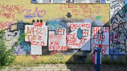 Nach anonymen Morddrohungen gegen eine linke Jugendliche hat die brandenburgische Polizei Ermittlungen aufgenommen.