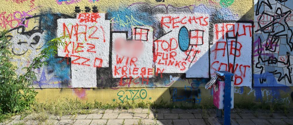 Nach anonymen Morddrohungen gegen eine linke Jugendliche hat die brandenburgische Polizei Ermittlungen aufgenommen.