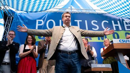Markus Söder (CSU), Ministerpräsident von Bayern, steht beim Politischen Frühschoppen Gillamoos auf der Bühne.