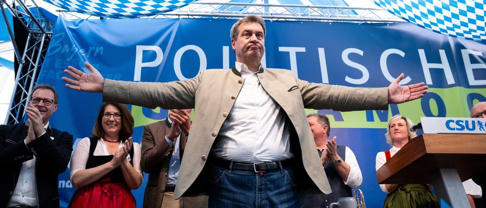 Markus Söder (CSU), Ministerpräsident von Bayern, steht beim Politischen Frühschoppen Gillamoos auf der Bühne.