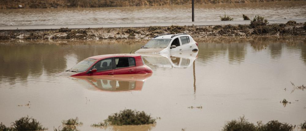 Zwei Autos stehen neben der A-42 in Bargas, Toledo, im Wasser.