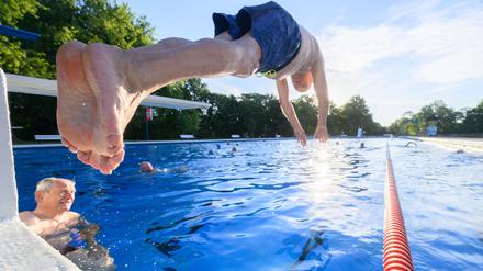 Werner Meyer (80) springt am frühen Morgen im Freibad Annabad ins Wasser (Archivbild).