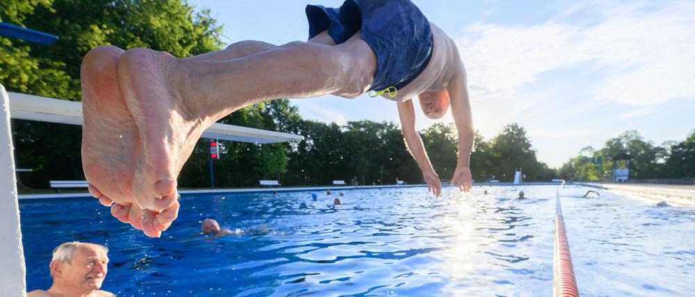 Werner Meyer (80) springt am frühen Morgen im Freibad Annabad ins Wasser (Archivbild).