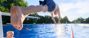 Werner Meyer (80) springt am frühen Morgen im Freibad Annabad ins Wasser (Archivbild).