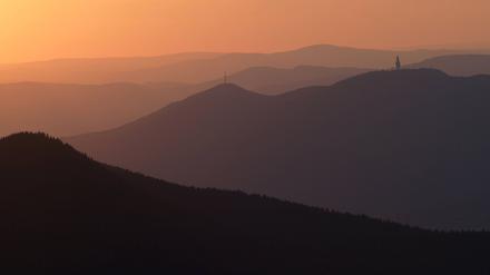Abendstimmung mit Sonnenuntergang und Blick in den Bayerischen Wald, auf den Kaitersberg und den Hohen Bogen (Symbolbild)