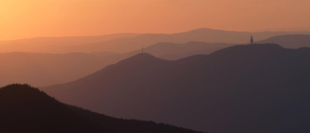 Abendstimmung mit Sonnenuntergang und Blick in den Bayerischen Wald, auf den Kaitersberg und den Hohen Bogen (Symbolbild)
