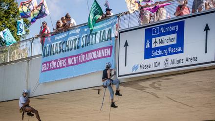 Klimaaktivisten der Extinction Rebellion München seilen sich über dem Georg-Brauchle-Weg über der Fahrbahn ab. Die Abseil-Aktion richtet sich gegen die Internationale Automobil-Ausstellung IAA.