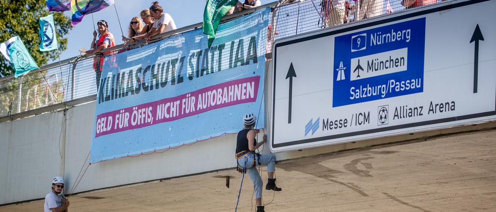 Klimaaktivisten der Extinction Rebellion München seilen sich über dem Georg-Brauchle-Weg über der Fahrbahn ab. Die Abseil-Aktion richtet sich gegen die Internationale Automobil-Ausstellung IAA.