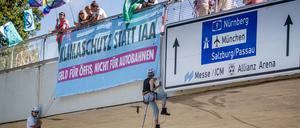 Klimaaktivisten der Extinction Rebellion München seilen sich über dem Georg-Brauchle-Weg über der Fahrbahn ab. Die Abseil-Aktion richtet sich gegen die Internationale Automobil-Ausstellung IAA.
