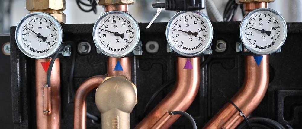 Verschiedene Messanzeigen sind an einer Gasheizung: Das lange umstrittene Gesetz für mehr Klimaschutz beim Heizungseinbau steht vor der Verabschiedung. 