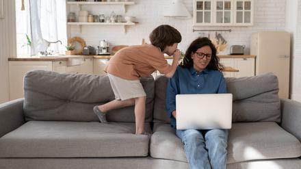 „Komm spielen, Mama!“ Manche Eltern haben das Gefühl, ihr Kind verlange ständig ihre Aufmerksamkeit. Das kann aber an einem simplen Missverständnis liegen.